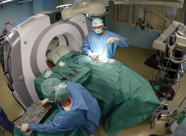 術中三維成像設備有哪些：術中CT、三維C型臂等